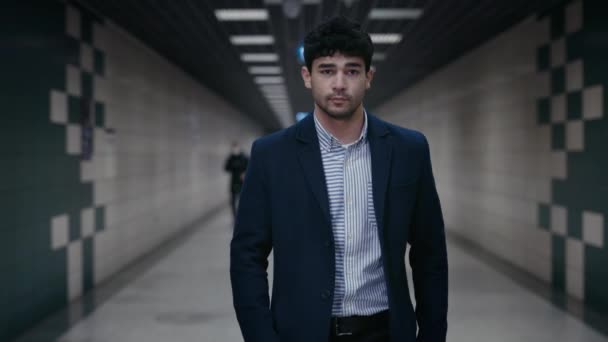 Självsäker man i business outfit promenader i tunnelbanestationen — Stockvideo