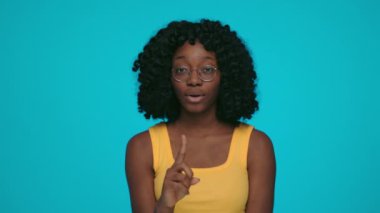 Ciddi bir Afrikalı Amerikalı kadının portresi.