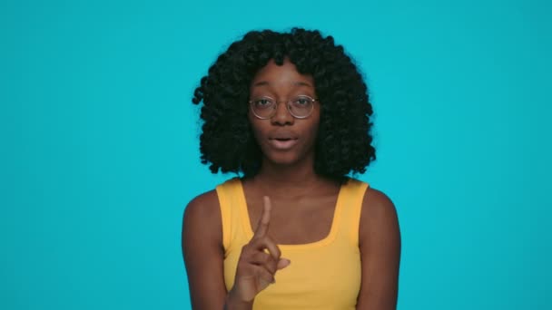 Porträtt av allvarlig afrikansk amerikansk kvinna gör ingen gest — Stockvideo