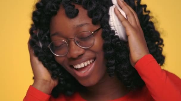 Mujer usando auriculares inalámbricos para escuchar música — Vídeo de stock