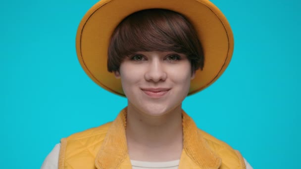 Портрет очаровательной молодой женщины в модной желтой шляпе — стоковое видео