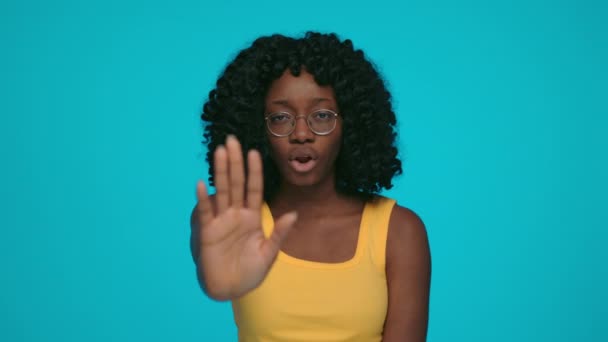 Mujer africana seria mostrando señal de stop con palma — Vídeo de stock