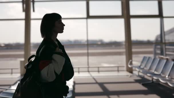 Stilvolle Frau auf dem Weg zum Gate am modernen Flughafen — Stockvideo