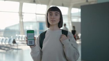 Cep telefonunda Covid için dokunulmazlık gösteren kadın