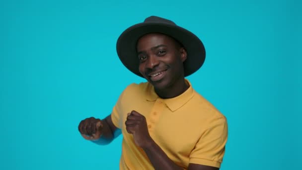 Вид спереду щасливий африканський чоловік танцює в студії — стокове відео