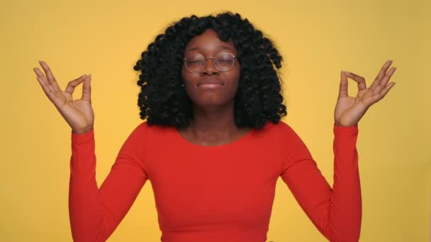 Africano americano mulher com olhos fechados praticando ioga — Vídeo de Stock