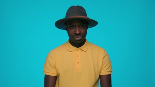 Porträt eines afrikanisch-amerikanischen Mannes, der im Haus Frust empfindet — Stockvideo