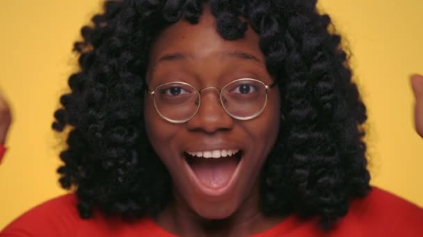 Волнующая африканская женщина, кричащая от радости — стоковое видео