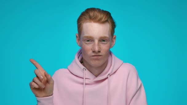 Портрет рудого чоловіка, що жестикулює пальцем за те, що він каже "ні" — стокове відео