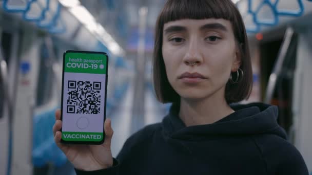 Mujer sosteniendo teléfono inteligente con pasaporte de salud en la pantalla — Vídeos de Stock
