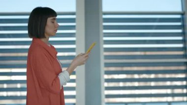 Uçuş kayıtları için akıllı telefon kullanan kadın