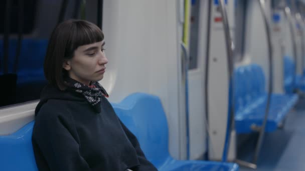 Žena cítí unavený z dlouhé cestě domů při jízdě metrem — Stock video