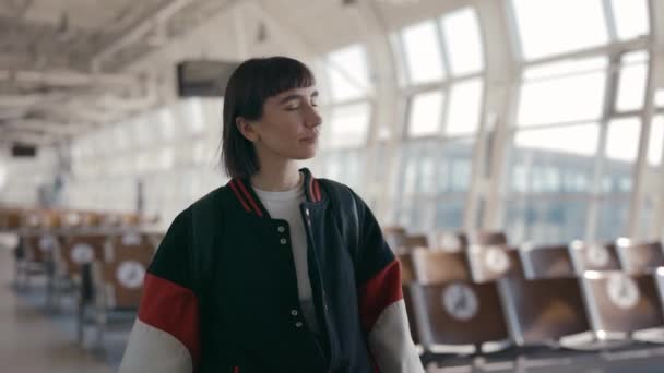 Mujer encantadora con mochila en el aeropuerto durante la pandemia — Vídeos de Stock