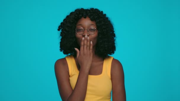 Mujer afican positivo en gafas soplando aire beso — Vídeo de stock