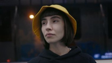 Metro vagonunda burnunda piercing olan güzel bir kadın.