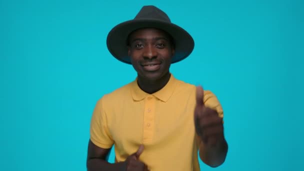 Портрет усміхненого африканця, що показує великі пальці вгору — стокове відео
