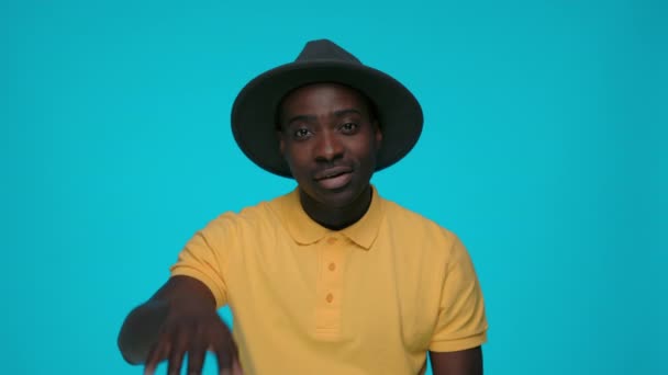 Впевнений африканський чоловік торкається свого модного чорного капелюха — стокове відео