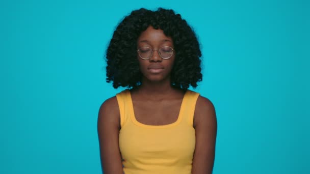 Afrikaanse vrouw poseren in studio met neutrale poker gezicht — Stockvideo