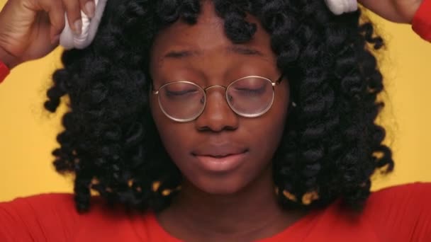 Agradable mujer africana escuchando música en auriculares — Vídeos de Stock