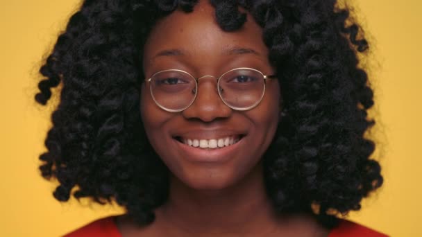 Primer plano de la mujer africana sonriendo sinceramente en el estudio — Vídeo de stock