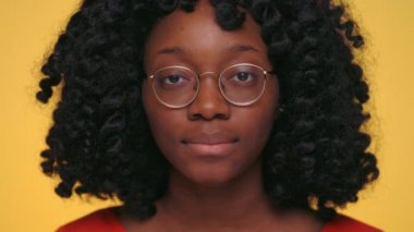 Soğuk bakışlı kayıtsız Afrikalı kadın portresi