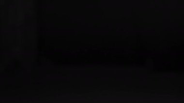 Siyah üniformalı Rapier tetikçisine yakın durun.