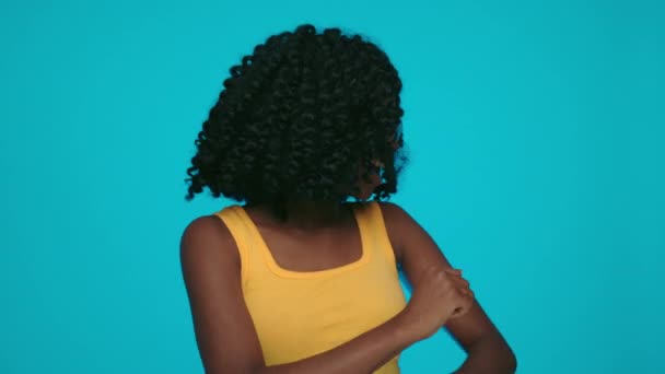 黄色を背景に活躍するアフリカの女性 — ストック動画