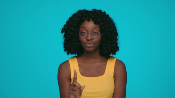 Afrikansk kvinna gestikulerar med fingret för att uttrycka förbud — Stockvideo