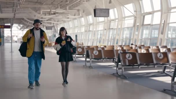 Lviv, Ukraine - 21. März 2021: Stilvolles Paar mit persönlichem Handy am Flughafen — Stockvideo
