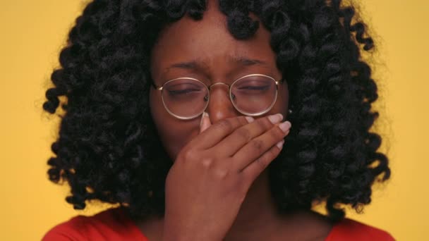 Ritratto di donna afroamericana dai capelli ricci scuri che si sente cattivo odore e copre il naso con la mano. Odore disgustoso. Espressione umana facciale. — Video Stock