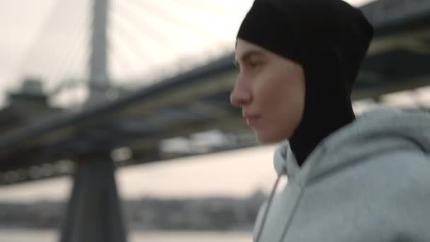 Спортивна мусульманка біжить сама на свіжому повітрі — стокове відео