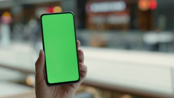 Mannelijke hand met moderne mobiele telefoon met groen scherm — Stockvideo