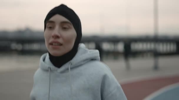Fitness mujer musulmana con piercing en la nariz corriendo al aire libre — Vídeos de Stock