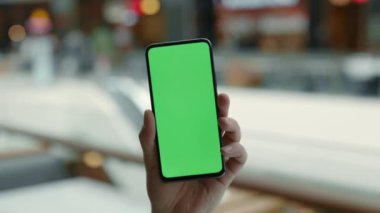 Erkek eli yeşil ekranlı akıllı telefonu kapat