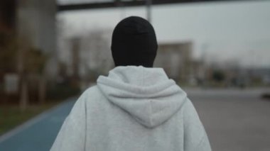 Sokak ortasında koşan tesettürlü bir kadının arka planı