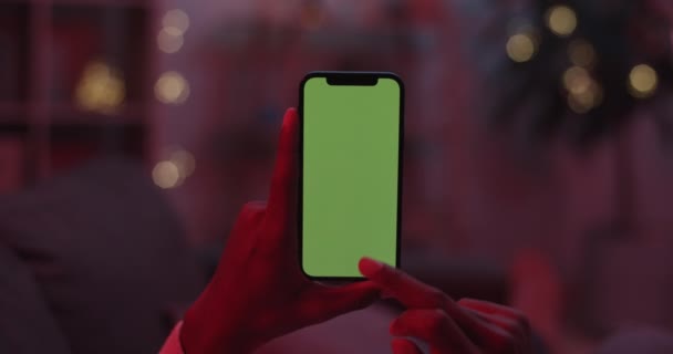 Lviv, Ucraina - 05 febbraio 2021: Primo piano di mani maschili che tengono smartphone con schermo verde — Video Stock
