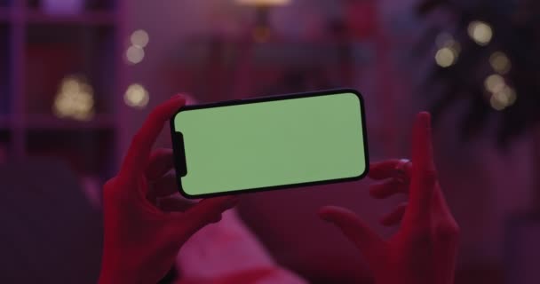 Lviv, Oekraïne - 05 februari 2021: Vrouw tikt op groen leeg scherm van moderne smartphone — Stockvideo