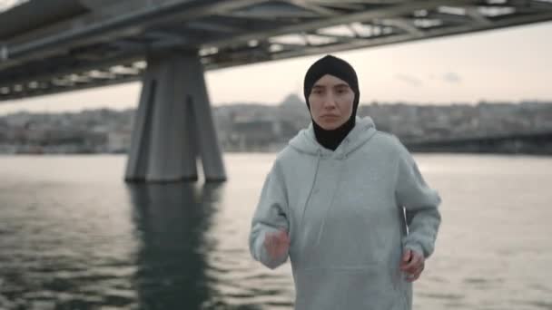 Atleta musulmana en hijab trotando en la calle de la ciudad — Vídeos de Stock