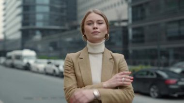 Şehir merkezinde elleri çapraz duran hoş bir kadın.