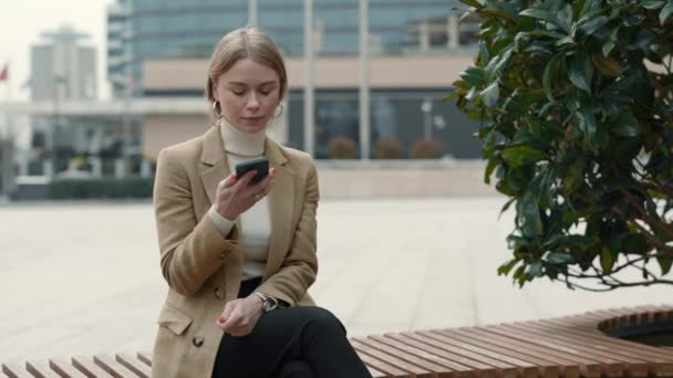 Femme d'affaires utilisant un smartphone pour enregistrer un message audio — Video