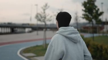 Tesettürlü kadının şehir nehrinin yakınlarında koşuşunun arka plan görüntüsü