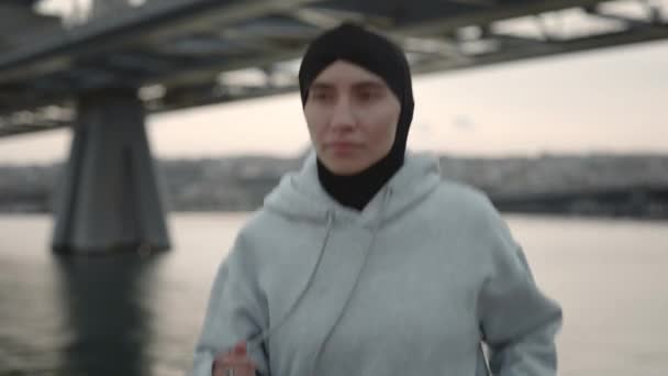 Mulher muçulmana com piercing no nariz correndo ao ar livre — Vídeo de Stock