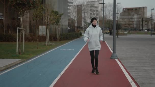 Mujer joven en hijab pasando la mañana para correr — Vídeos de Stock
