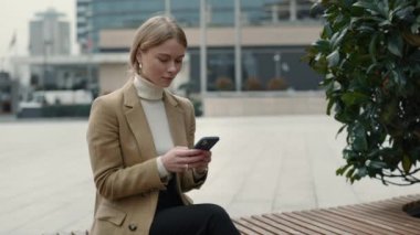 Resmi olarak kadınlar bankta otururken cep telefonu kullanırlar.