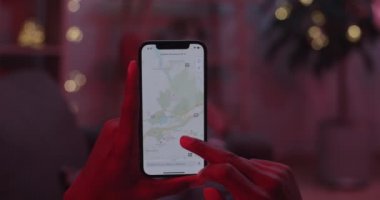 Lviv, Ukrayna - 05 Şubat 2021: Google haritasında yön arayan adam