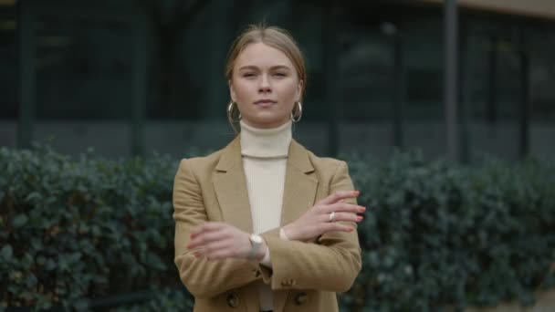 Portrait de femme réussie en costume élégant posant à l'extérieur — Video