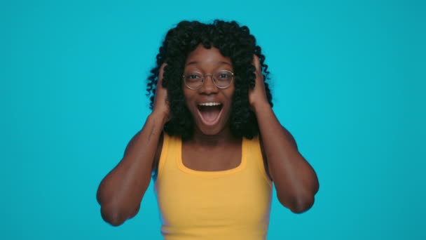 Šťastné africké uchopení rukou při pocitu překvapení — Stock video