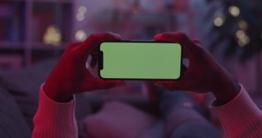 Yeşil ekranı yatay konumda tutan adam