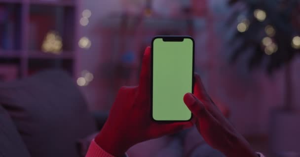 Hombre golpeando con el dedo en la pantalla verde del móvil — Vídeo de stock