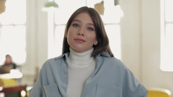 Retrato de mujer adorable con ojos azules posando en la cafetería — Vídeos de Stock